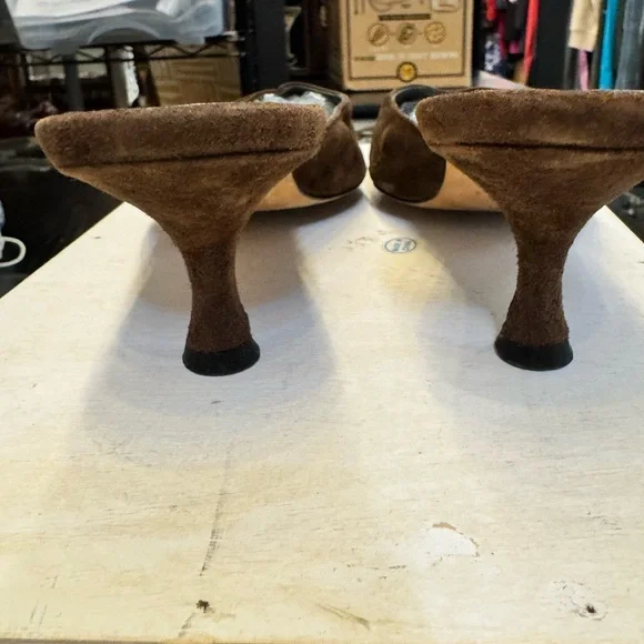 EUC Manolo Blahnik Brown Suede Kitten Heel Pointy Toe Slides- EU Size 38.5 - Picture 11 of 11